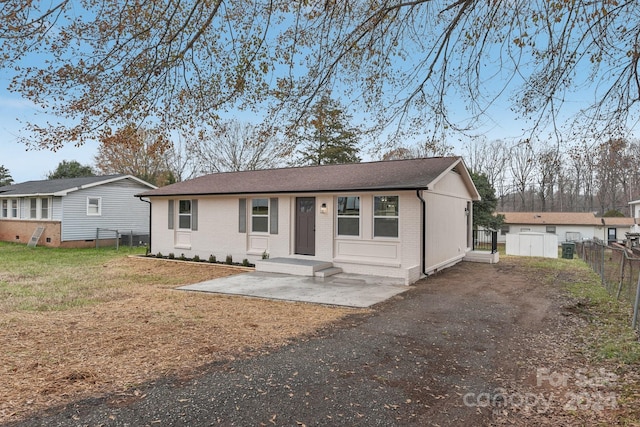 view of front facade with a front yard