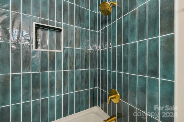 bathroom featuring tiled shower / bath combo