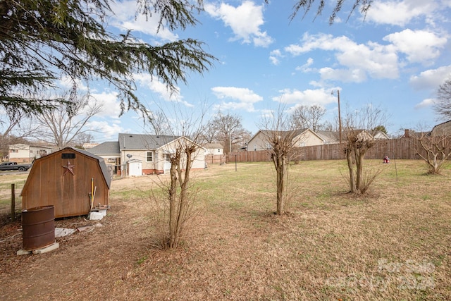 view of yard featuring a storage unit