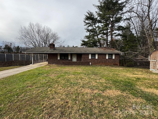 view of front of property featuring a front lawn