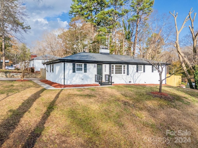 view of front of house featuring a front lawn