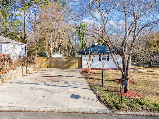 view of front of property featuring a front yard