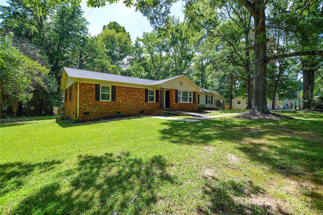 single story home with a front lawn