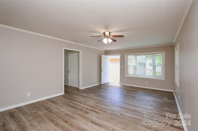 empty room featuring light wood-type flooring, ceiling fan, and ornamental molding