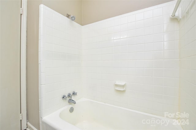 bathroom featuring tiled shower / bath combo