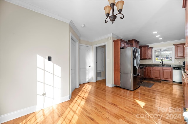 kitchen featuring sink, stainless steel appliances, crown molding, a chandelier, and light hardwood / wood-style floors