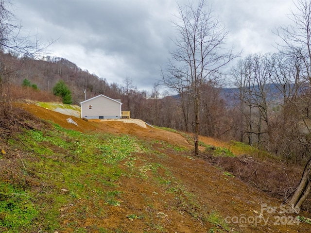 view of yard featuring a mountain view