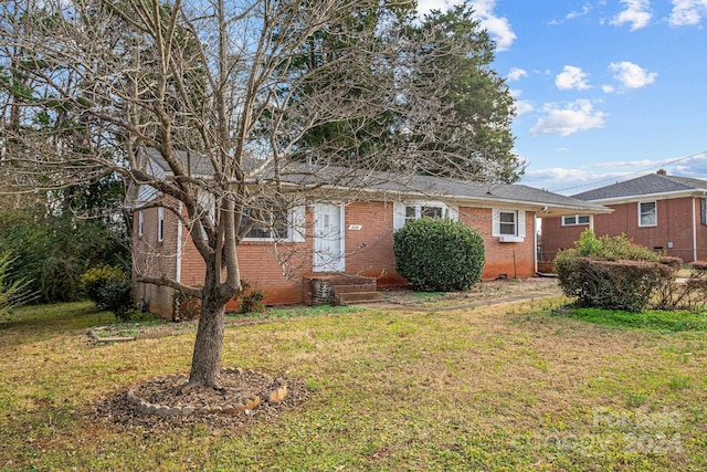 single story home with a front lawn