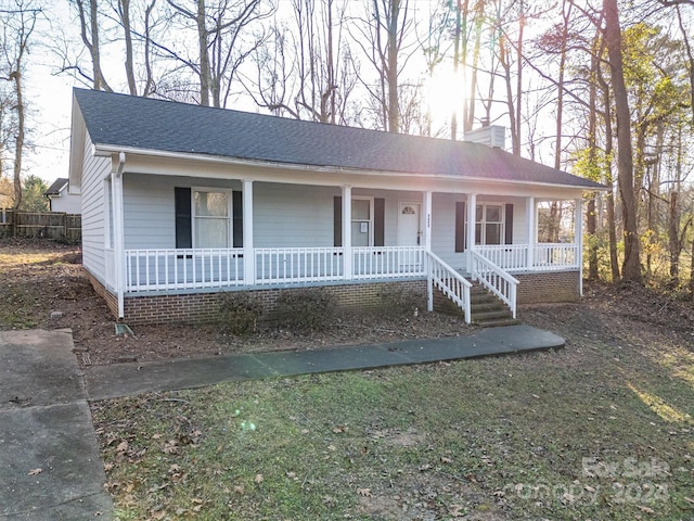 ranch-style house featuring covered porch