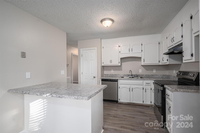 kitchen with sink, kitchen peninsula, dark wood-type flooring, and appliances with stainless steel finishes