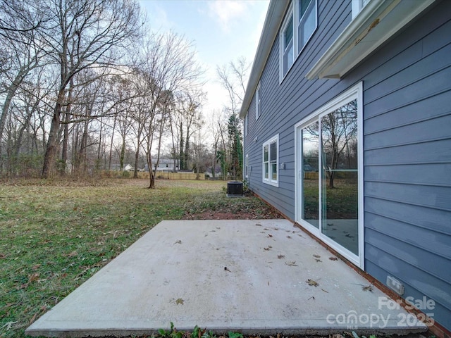 view of yard featuring a patio