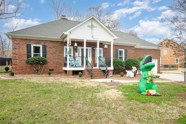 view of front facade featuring covered porch and a front yard