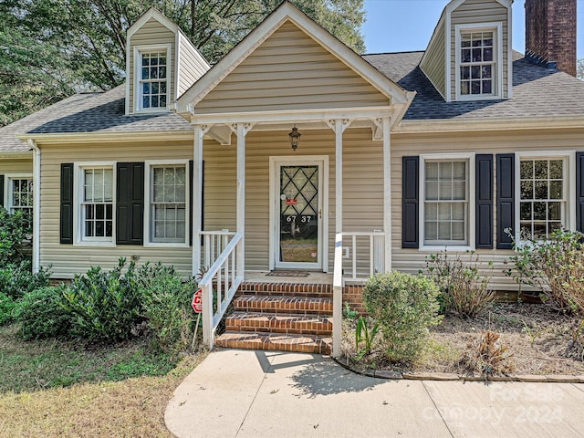 new england style home with covered porch