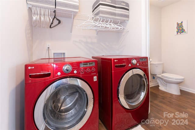 washroom with dark wood-type flooring and independent washer and dryer