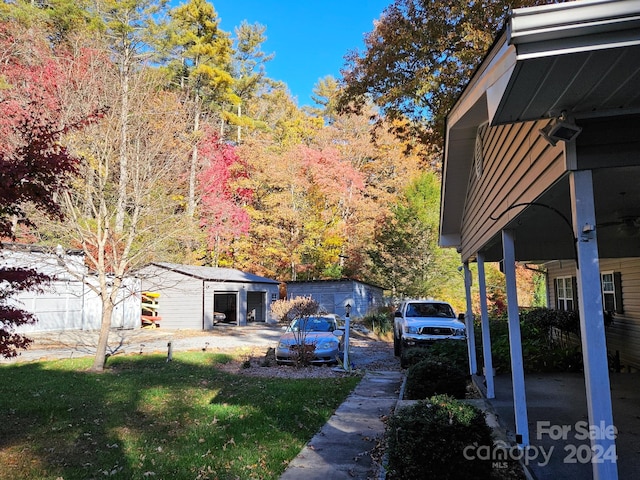 view of yard with an outdoor structure