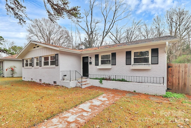 single story home featuring a front yard