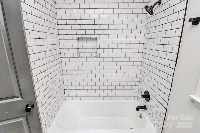 bathroom featuring tiled shower / bath combo