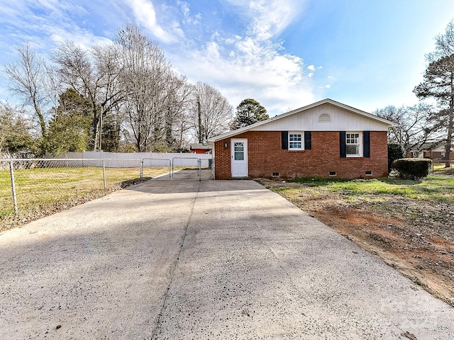 view of front of property featuring a front lawn