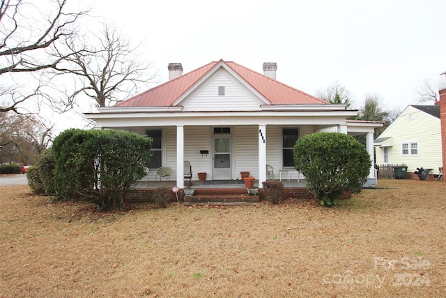 view of front of house with a front lawn