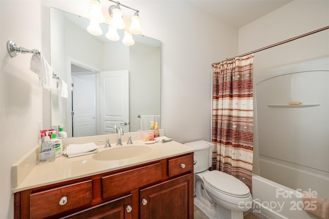 full bathroom with an inviting chandelier, vanity, toilet, and shower / tub combo