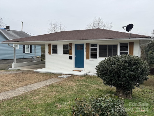 view of front of house with a front yard