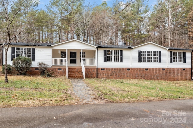 view of front of home featuring a porch and a front lawn