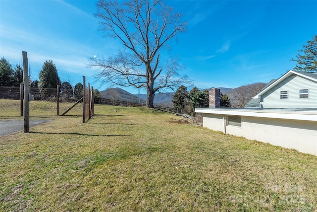 view of yard with fence and a mountain view