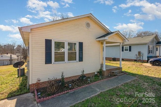 view of front of house with a front lawn