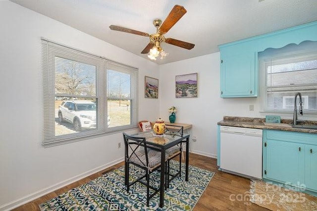 dining room with sink, dark wood-type flooring, and ceiling fan