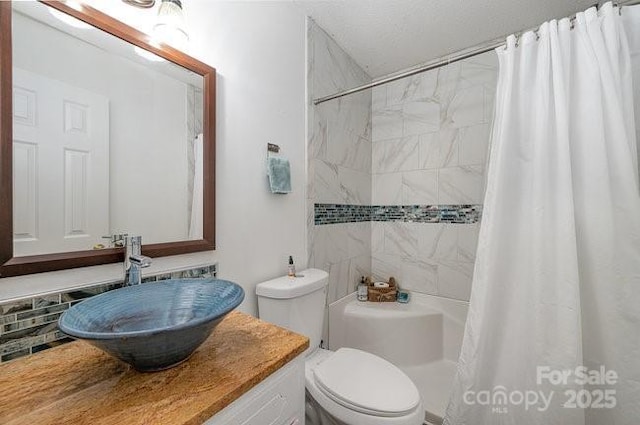 bathroom featuring walk in shower, toilet, sink, and decorative backsplash