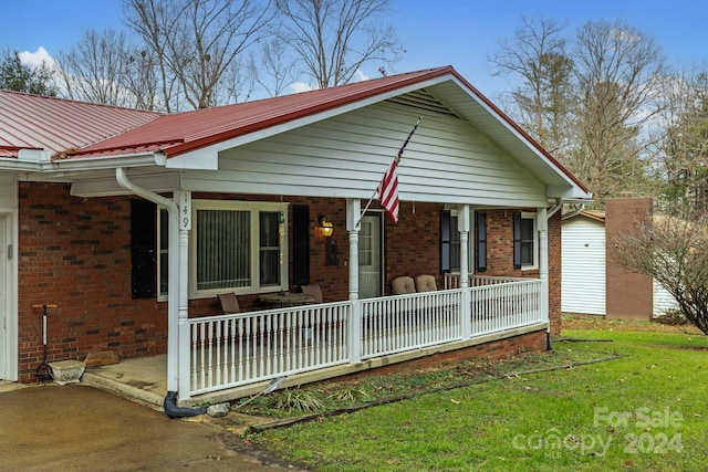 view of front of property with covered porch and a front lawn