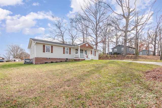 view of front of property featuring a front yard and a porch