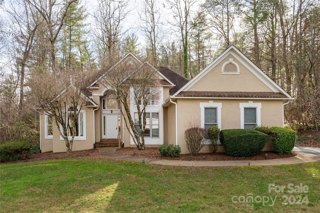 view of front property featuring a front yard