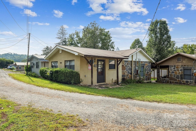 view of front of house featuring a front lawn