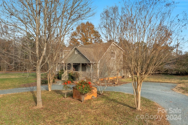 view of front of property featuring a front lawn