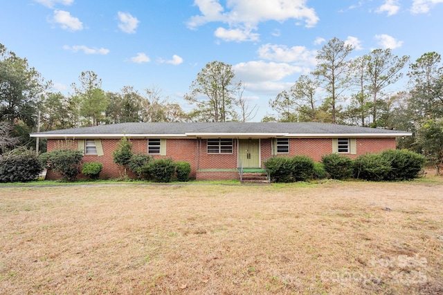 ranch-style home featuring a front lawn