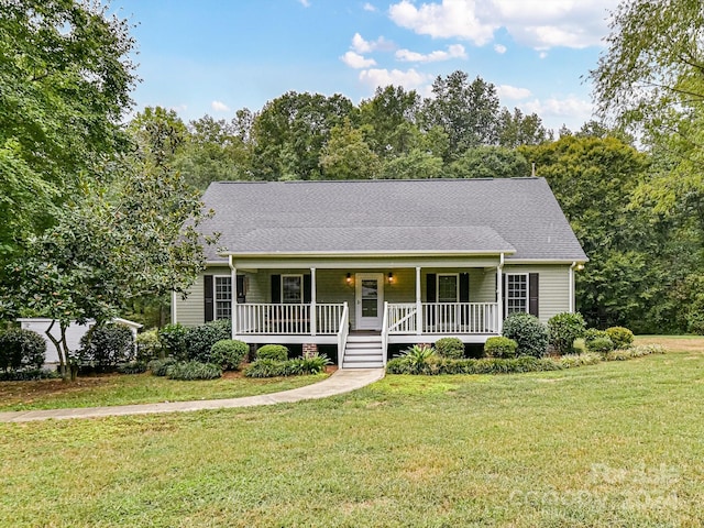 view of front of property featuring a front yard and a porch