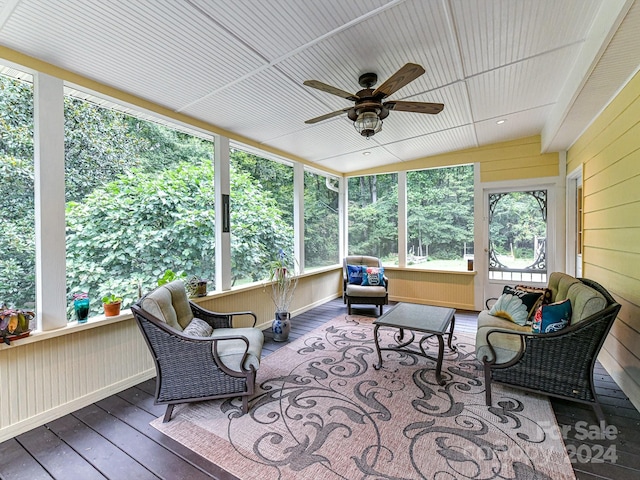 sunroom with ceiling fan