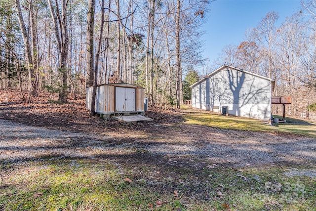 view of yard with a shed