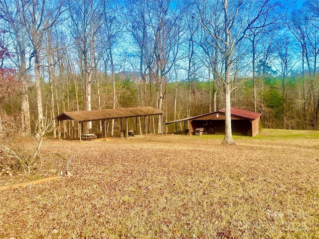 view of yard featuring an outbuilding