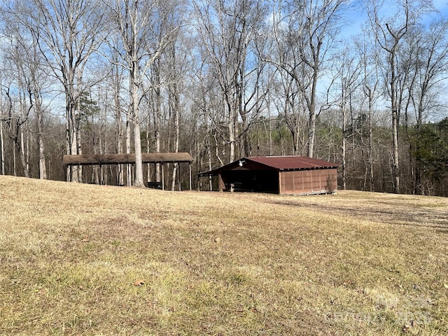 view of yard with an outdoor structure