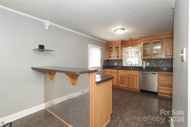 kitchen featuring dishwasher, sink, tasteful backsplash, kitchen peninsula, and a breakfast bar