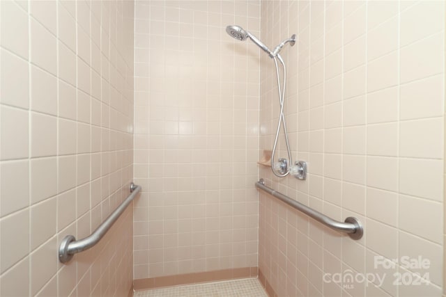 bathroom featuring a tile shower