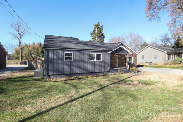 view of front of property with a front yard