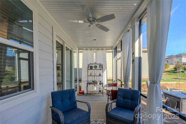 sunroom with ceiling fan