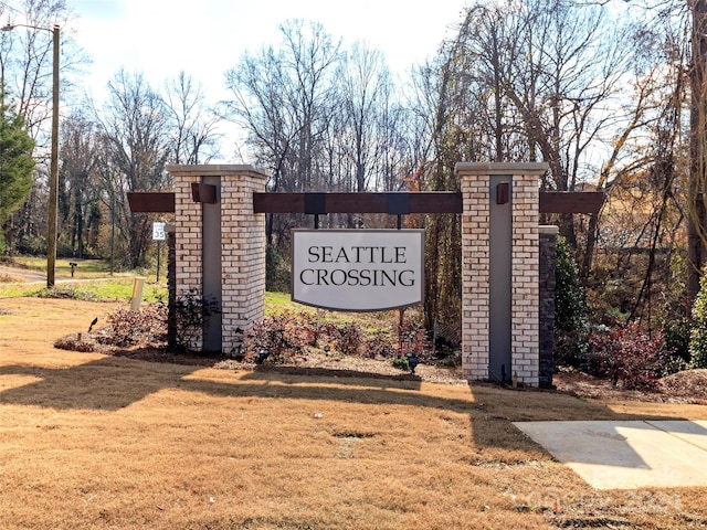 community sign with a lawn