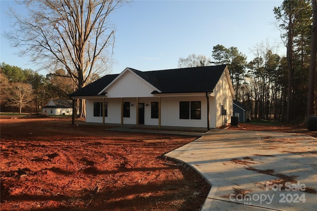 view of front facade featuring covered porch and central AC