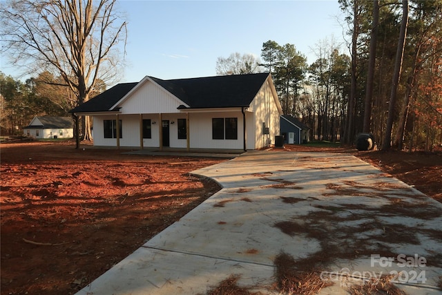 view of front of property featuring a porch