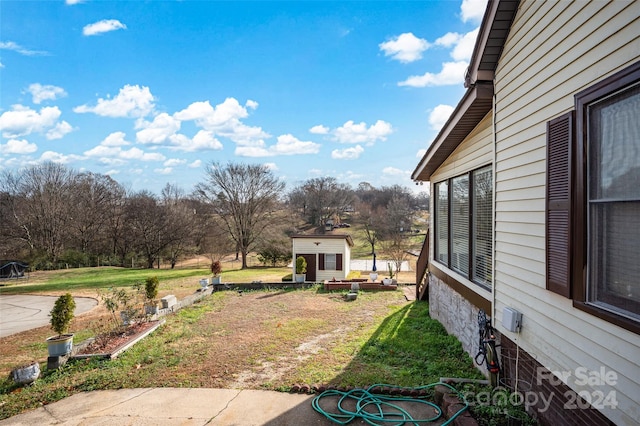 view of yard featuring an outbuilding