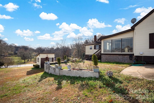 view of yard with an outdoor structure